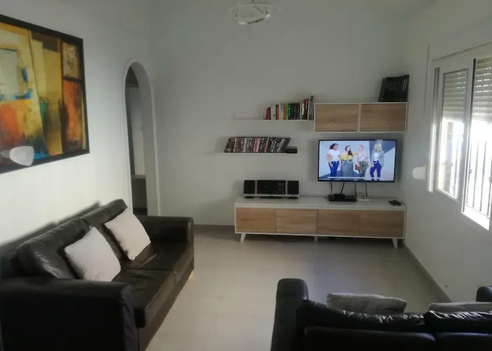 2 Bedroom Newly Renovated Bungalow Close To Bars & Restaurants
