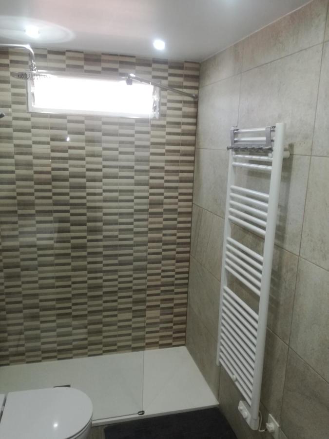 2 Bedroom Newly Renovated Close To Bars Restaurants *