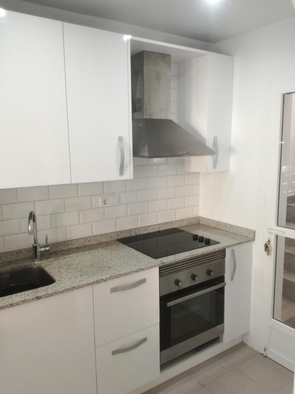 2 Bedroom Newly Renovated Close To Bars Restaurants *