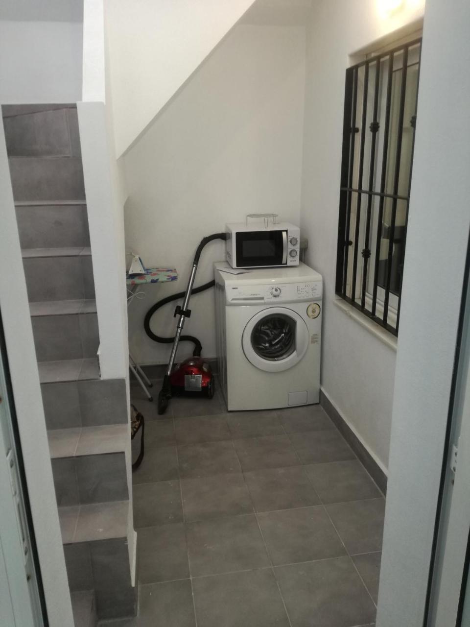 2 Bedroom Newly Renovated Close To Bars Restaurants *
