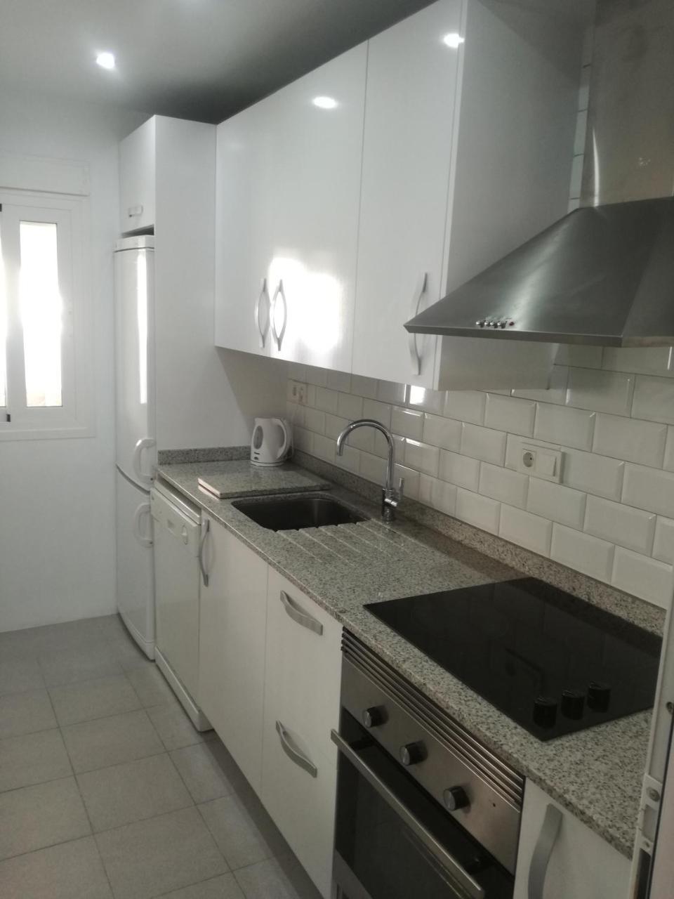 2 Bedroom Newly Renovated Close To Bars Restaurants